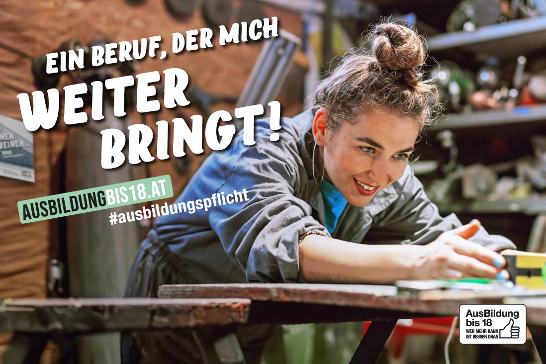 Person, die eine Schleifmaschine an einem Stück Metall benutzt